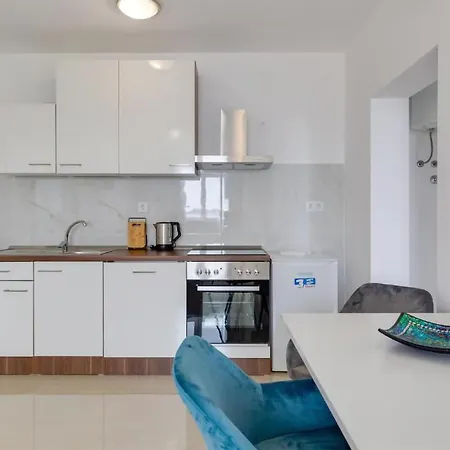 Apartman Lovely In Tribanj With Kitchen Šibuljina