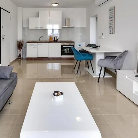 Lovely In Tribanj With Kitchen Apartman *