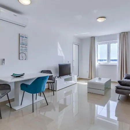 Lovely In Tribanj With Kitchen Apartman