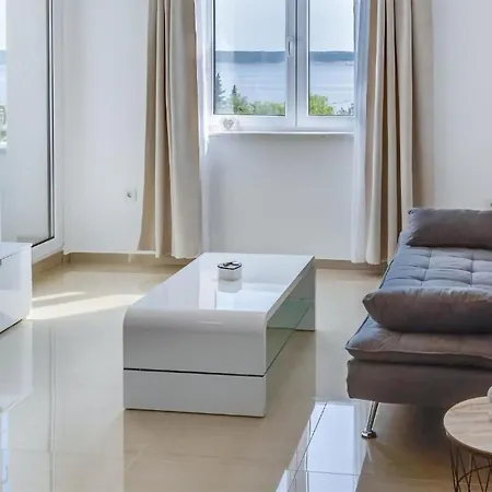 Lovely In Tribanj With Kitchen Apartman