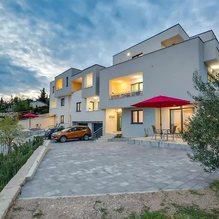 Lovely In Tribanj With Kitchen Apartman